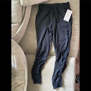 LuLuLemon Beyond the Studio Jogger  New Size 8